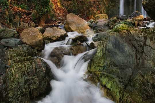 岩石瀑布水流图片