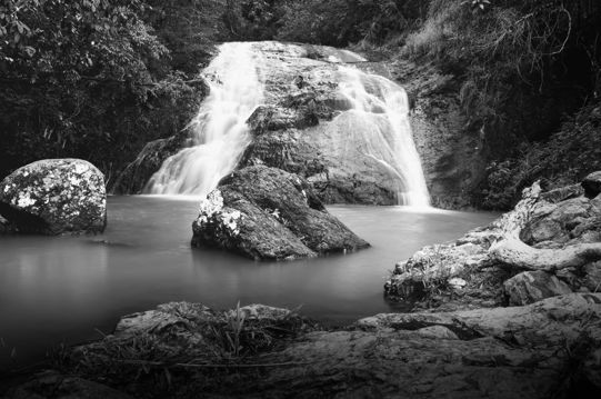 山川瀑布黑白图片