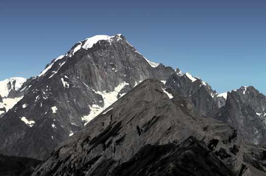 阿尔卑斯山顶雪山图片