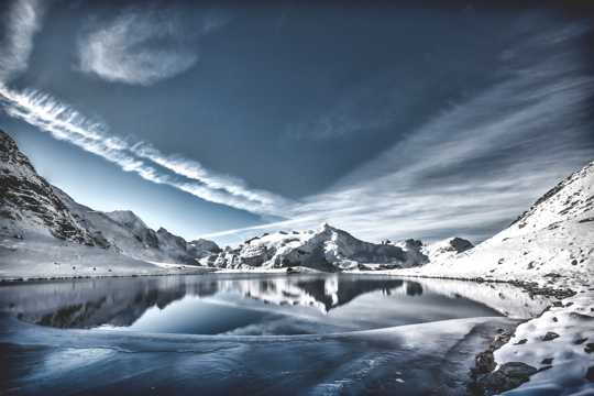 雪山湖水唯美光景图片