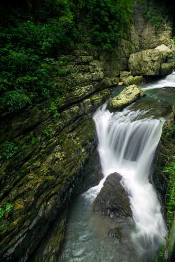 贵州香火岩的溪水风光图片