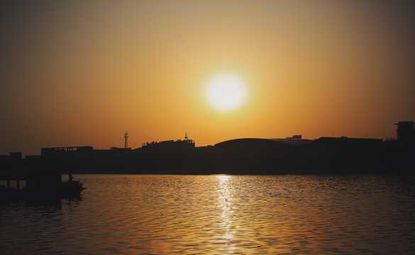 日落湖面残阳景观图片