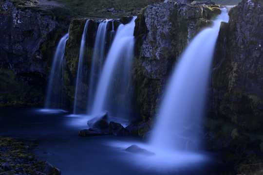 冰岛草帽山瀑布图片