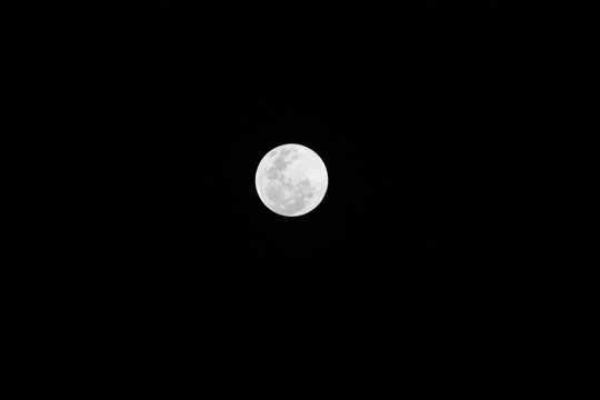雪白的月亮图片