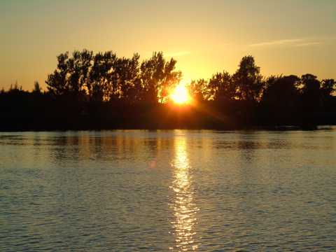 水面黄昏日落景观图片