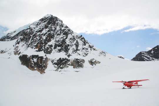 雪山下的飞机图片