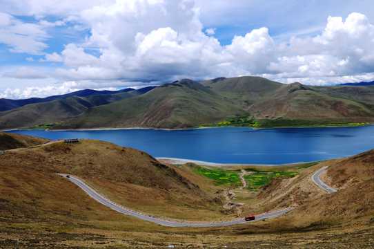 西藏圣湖羊卓雍错湖图片