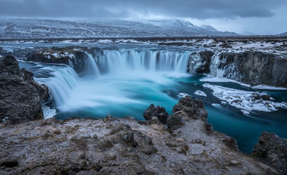 让人震撼的冰岛瀑布景色图片