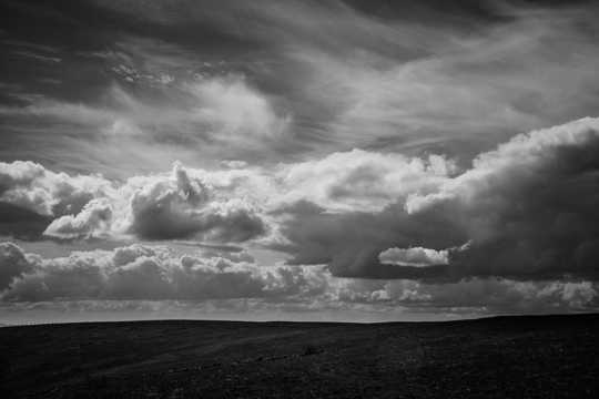 低空云团黑白景象图片