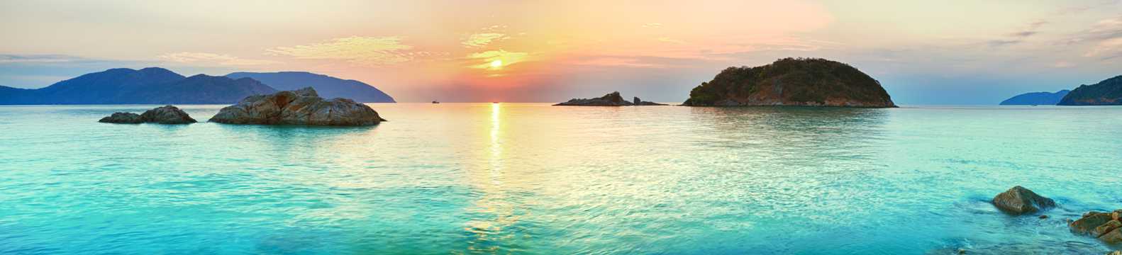 越南沙滩石朝阳图片