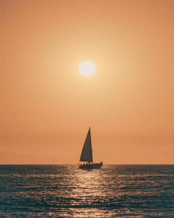 海上帆船朝阳图片