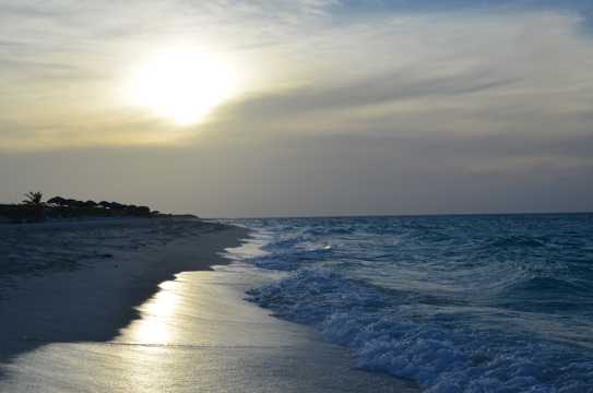 早晨沙滩海潮图片