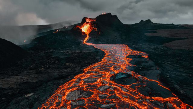 火山熔岩拍照图片