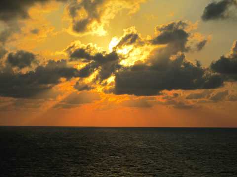 斜阳海平面落日图片