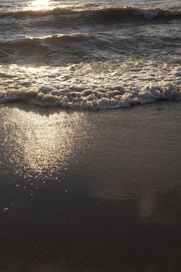 海潮冲刷海滩图片