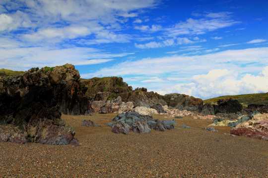 纽伯勒沙滩的石头图片