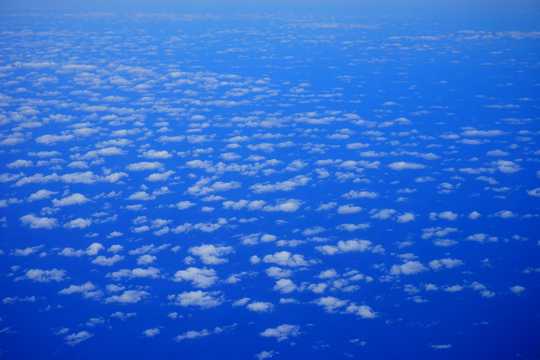 机翼下的蓝天云彩图片