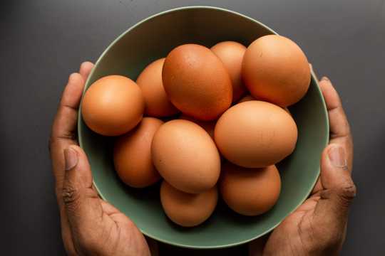 新鲜营养丰富的生鸡蛋图片