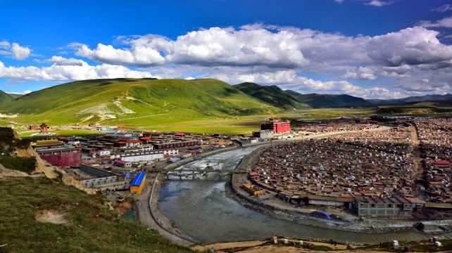 西藏白玉亚青寺风光图片