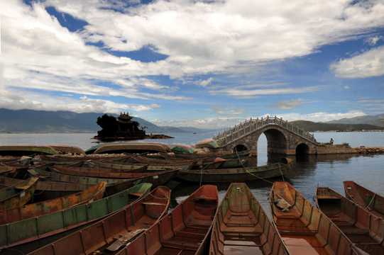 蓝天云海湖泊石桥木船图片