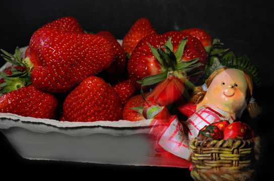 嫣红动人草莓水果图片