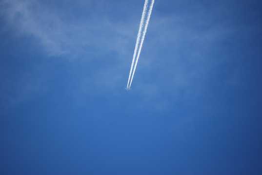 天空飞机云图片