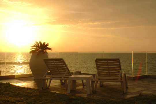 夕阳海岸躺椅图片