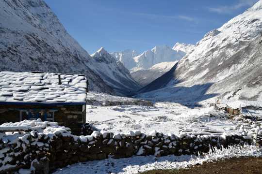 雄伟纯净的尼泊尔雪山景象图片