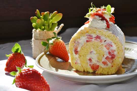 草莓奶油蛋糕卷图片
