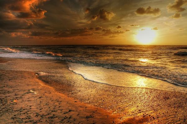 日落的波罗的海图片