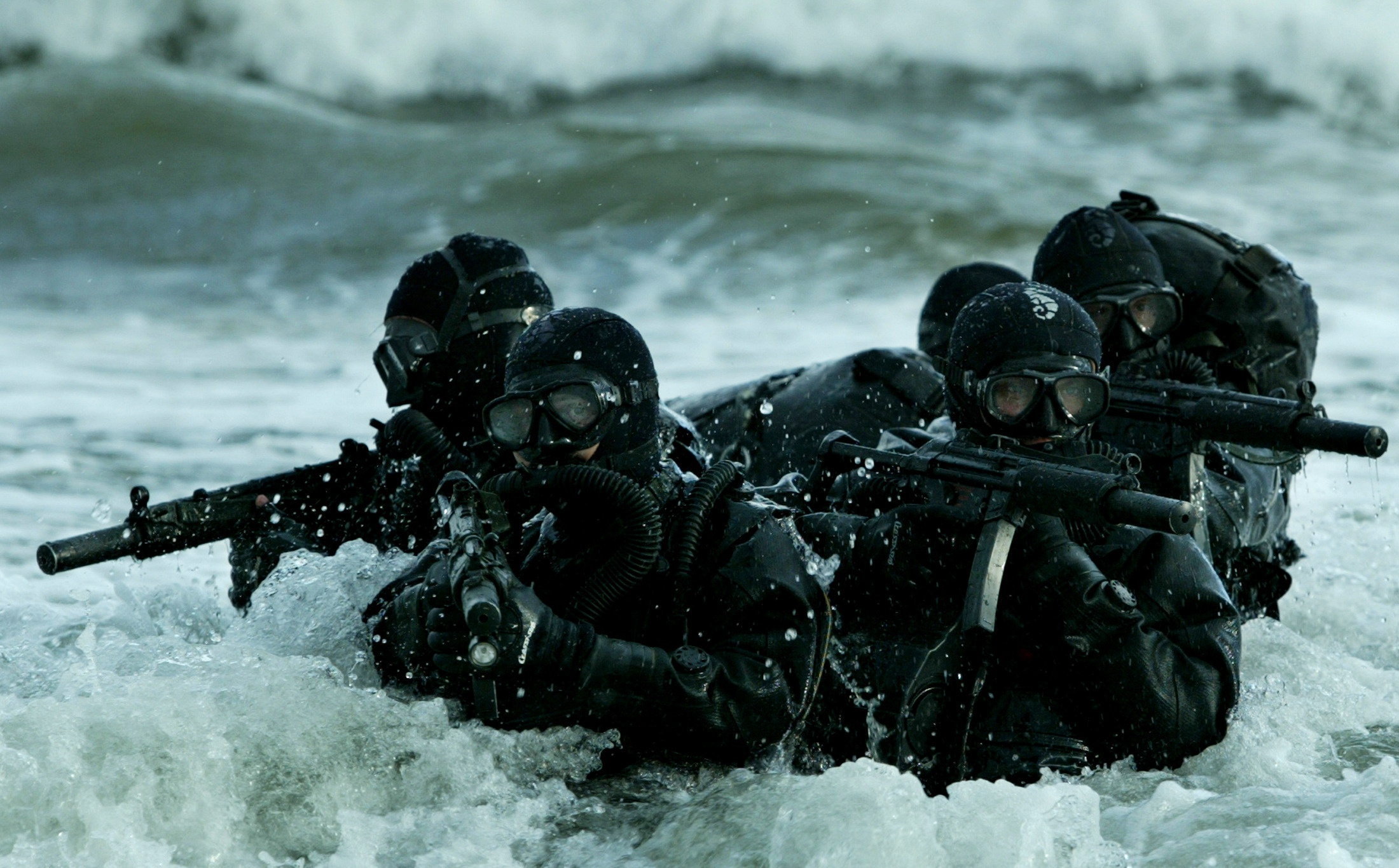 海军特种部队,海浪,海洋,武器,机枪1366x768分辨率下载